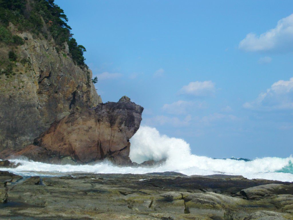 3月の荒波とかえる島 001